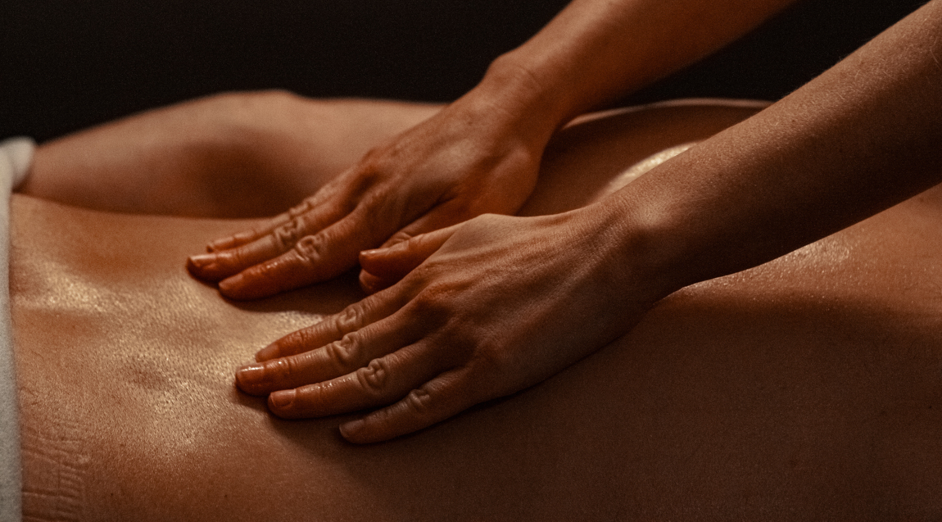 Pendant tout le mois d’août, du lundi au dimanche, profitez d'une PAŪS en duo et du Forfait Douceur incluant massage et soin visage ŪNIK.